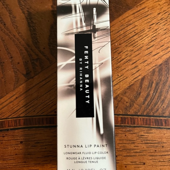 Fenty Beauty - Stunna Lip Paint Longwear Fluid Lip Colour - Picture 10 of 10